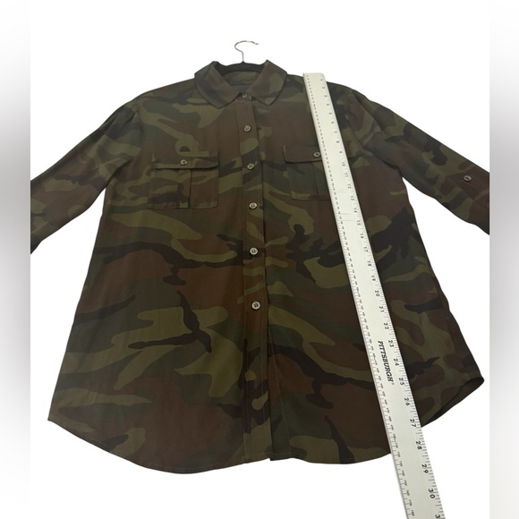 Le Superbe Roaming Safari Rayon Camo Print
Tunic Shirt MSRP $345 0 (Small) - Picture 6 of 10
